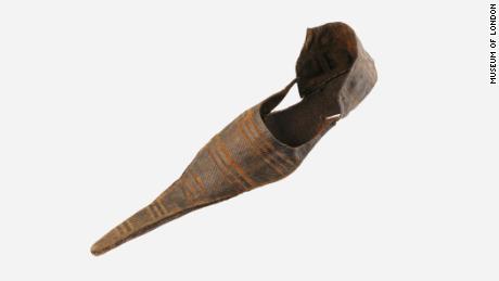Kerangka mengungkapkan biaya kostum abad pertengahan untuk sepatu runcing