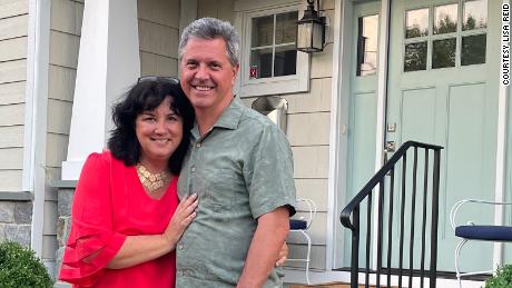 Лиза Рийд и съпругът й Стив излязоха на първата си истинска вечеря след пандемията, за да отпразнуват 30-годишнината си от сватбата.