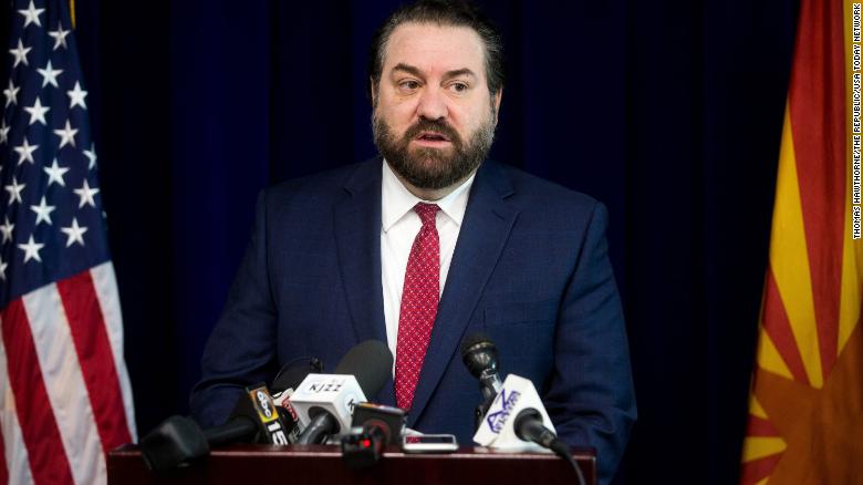 Arizona justitieminister Mark Brnovich håller en presskonferens på sitt kontor i Phoenix angående rättegångar mot två stora vapingföretag den 7 januari 2020.