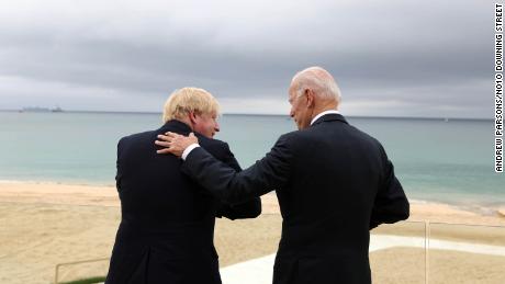 Премиерът Борис Джонсън вляво и президентът на САЩ Джо Байдън в залива Карбис, Корнуол, преди срещата на върха на групата на седемте в петък.