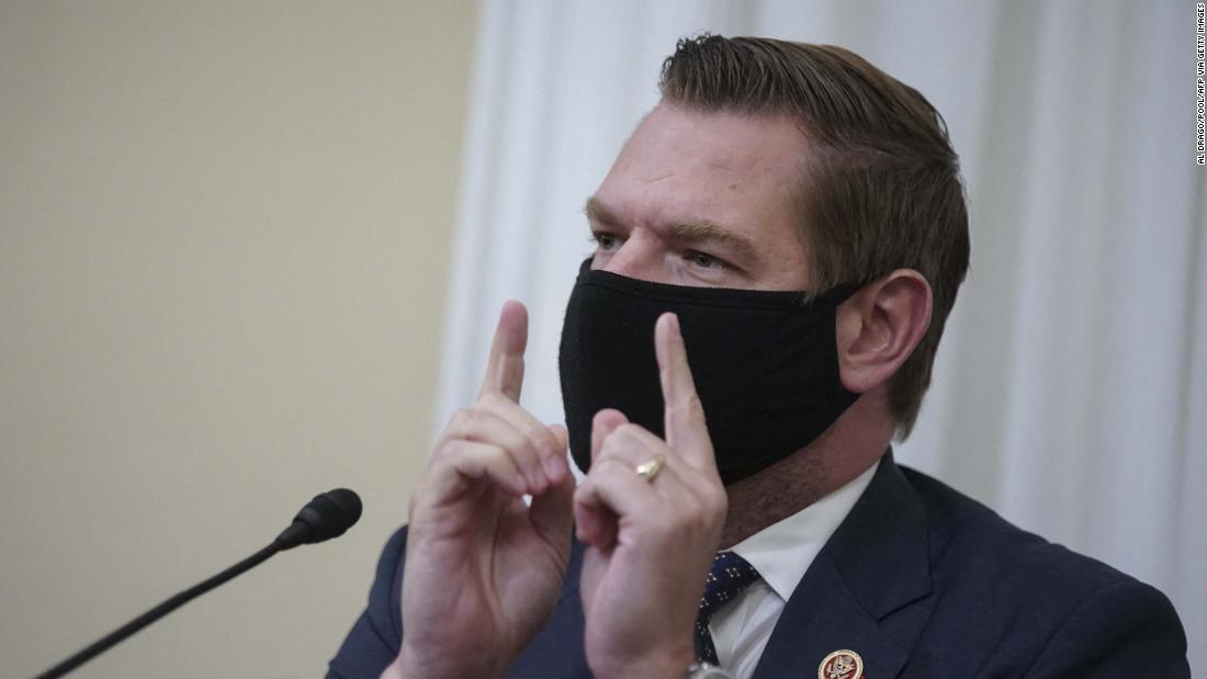 Pemeriksaan fakta: Perwakilan Eric Swalwell salah mengatakan Mitch McConnell tidak serius tentang vaksin Covid-19 setelah jatuhnya pasar saham Senin