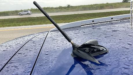 The damaged antenna of the Nissan Rouge.