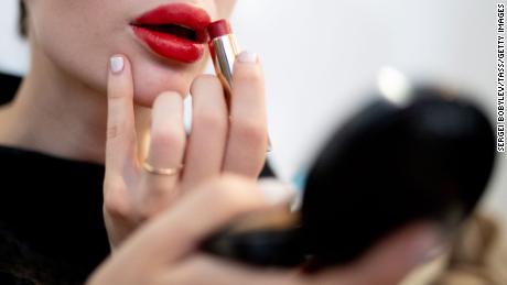 El maquillaje puede contener sustancias químicas potencialmente tóxicas llamadas PFAS, según un estudio
