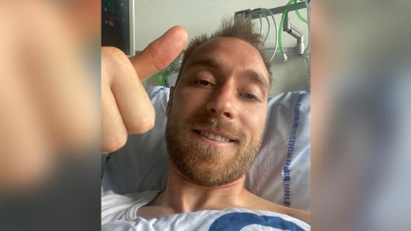 Eriksen souriant depuis son lit d'hôpital au Danemark.