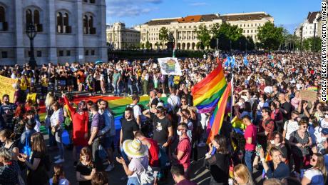 Para pengunjuk rasa menentang hukum berkumpul di dekat gedung parlemen di Budapest pada 14 Juni 2021.