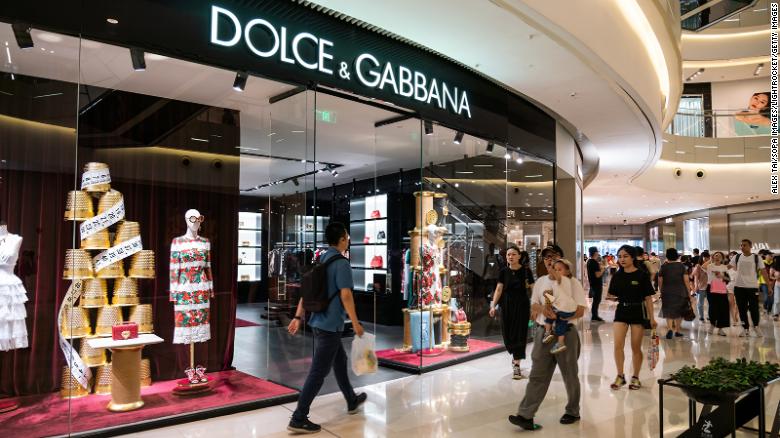 steeg ondergronds gegevens The Dolce & Gabbana Karen Mok backlash shows label is still struggling to  win back China - CNN Style