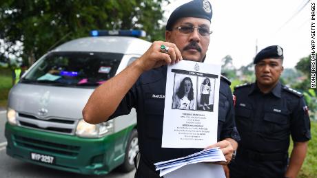 2019 年 8 月 9 日，一名马来西亚皇家警察在寻找 Nora Quoirin 期间。 