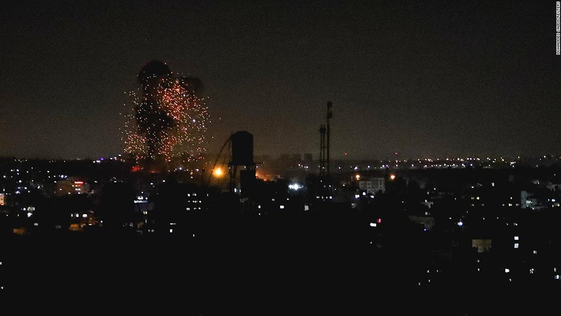 O exército israelense atingiu Gaza pela segunda vez nesta semana, depois que balões incendiários provocaram oito incêndios no sul de Israel