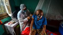 Un homme est vacciné contre Covid-19 par un agent de santé dans une zone reculée de Moju, dans l'État de Para, au Brésil, le 16 avril 2021.