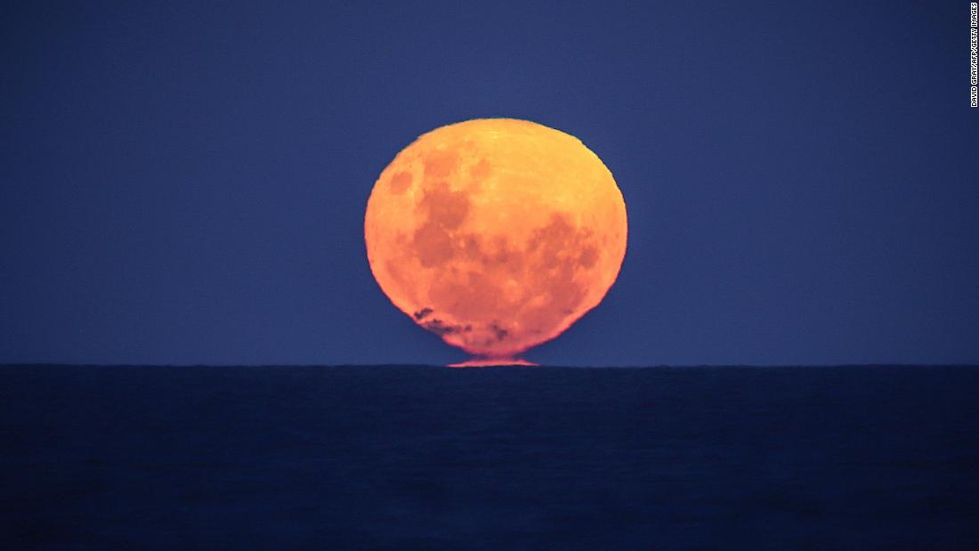 See the 'strawberry' moon, the last supermoon of 2021 ...