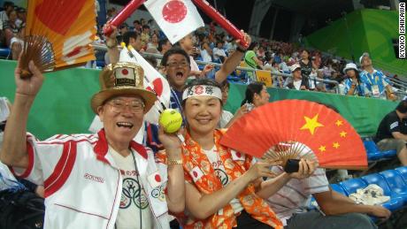 石川（右）は、別名「オリンピックおじさん」である山田直人市と一緒に座っている。  2008年の北京オリンピックで