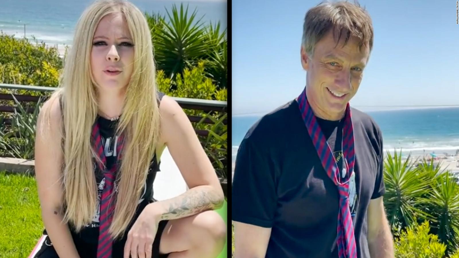 Avril Lavigne Partners With Real Life Sk8er Boi Tony Hawk In Tiktok Debut Cnn