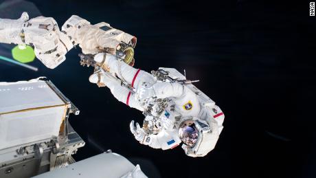 Pesquet ist während eines Weltraumspaziergangs am 16. Juni abgebildet, der an einer schwenkbaren tragbaren Fußstütze am Ende des Roboterarms Canadarm2 befestigt ist.