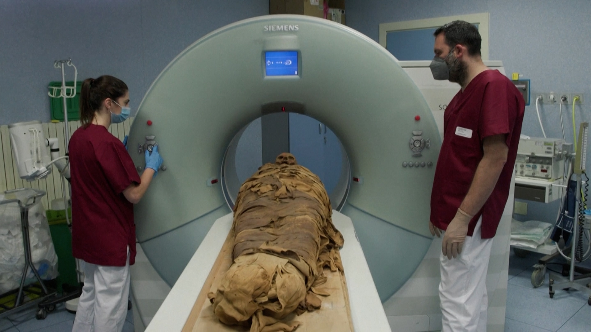 Watch: Egyptian mummy gets CT scan at Milan hospital - CNN Video