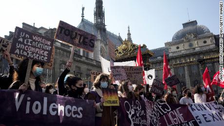Des manifestants passent devant le palais de justice de Paris lors d'une manifestation à l'occasion de la Journée internationale de la femme en mars 2021 contre la violence à l'égard des femmes, le harcèlement sexuel et le féminicide à Paris, en France.