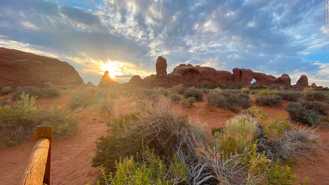 Visitors turned away as national park fills up in Utah