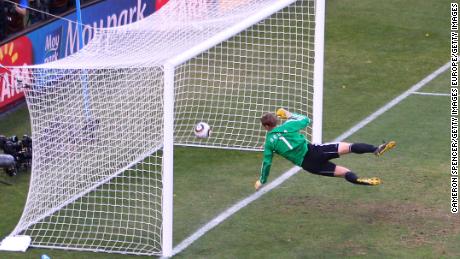 Manuel Neuer observa cómo la pelota rebota sobre la línea con un disparo que golpea el travesaño de Frank Lampard en 2010. 