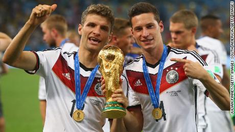 Alemania ha tenido más éxito que Inglaterra en los últimos años, ganando la Copa del Mundo de 2014. 