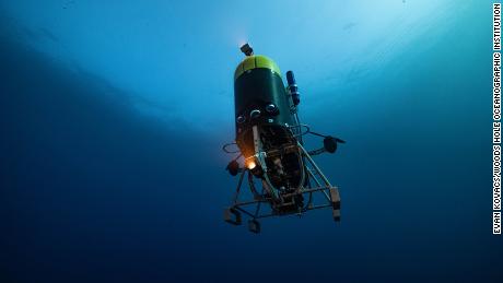 Mesobot est un robot sous-marin conçu pour suivre et enregistrer des images haute résolution d'une faune lente et souvent délicate vivant dans la zone crépusculaire de l'océan.