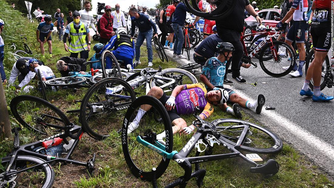 Crash du Tour de France: les autorités françaises ouvrent une enquête après qu’un visiteur a causé un énorme tas