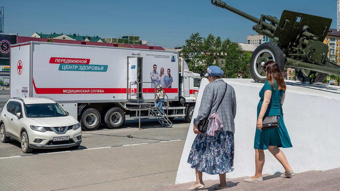 Russland sagt, dass die Menschen seinen Impfstoff ablehnen können.  Aber für viele werden sie gefeuert, wenn sie dies tun