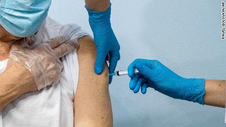 Ein medizinischer Mitarbeiter liefert einem Patienten in einem Impfzentrum in Moskau im Januar eine Aufnahme von Spotnik V.