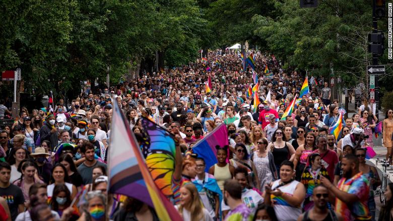 É mês do orgulho LGBTQ; aqui está o que você precisa saber