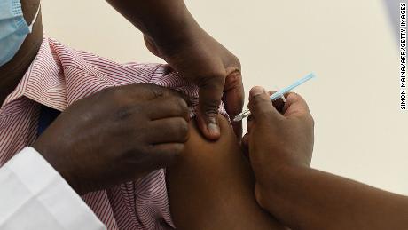 ケニアの医療従事者は、2021年3月5日にナイロビでオックスフォード/アストラゼネカワクチンの投与を受けます。 