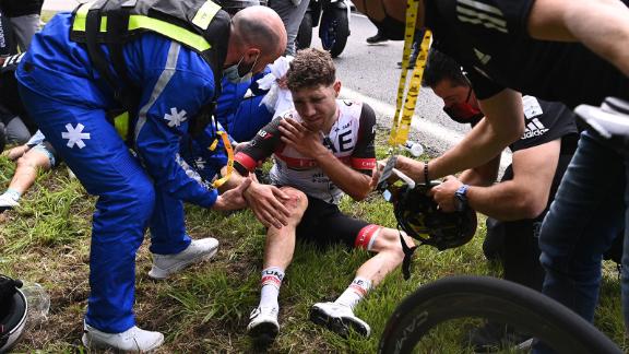 الإماراتي مارك هيرشي يتلقى العلاج الطبي بعد تعرضه لحادث في المرحلة الأولى من سباق فرنسا للدراجات.