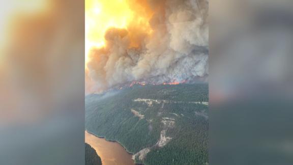 Sparks Lake Wildfire é um dos vários incêndios em British Columbia, de acordo com o BC Wildfire Service.  