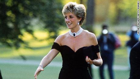 A Princesa Diana chega à Serpentine Gallery, em Londres, com um vestido de Christina Stambolian, junho de 1994. 