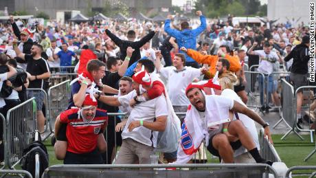 Fanoušci Anglie oslavují Kaneův první gól na 4TheFans Fan Park v Event City v Manchesteru.