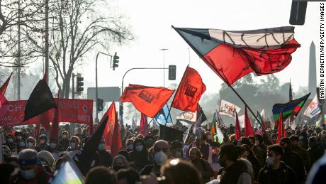 Manifestantes y distritos electos marchan hacia el Congreso Nacional de Chile, donde se inaugurará la Asamblea Constituyente el 4 de julio de 2022 en Santiago.