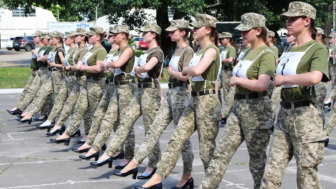 Ukraine gibt Soldatinnen nach Sexismus-Kontroverse bequeme High Heels