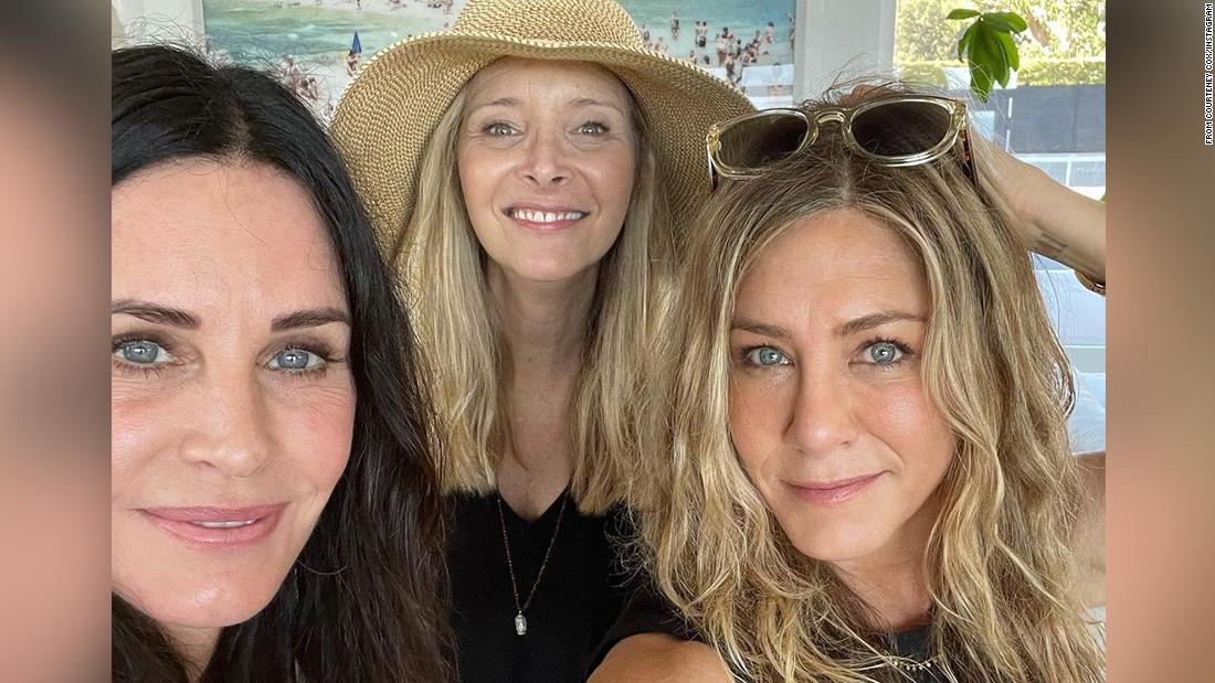 Courteney Cox, Jennifer Aniston and Lisa Kudrow reunite for July 4
