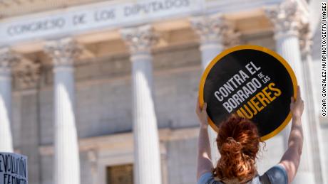 Une femme participe à une manifestation contre les violences sexistes et pour les droits des femmes, devant le Congrès des députés à Madrid, en Espagne, le 18 mai 2021.