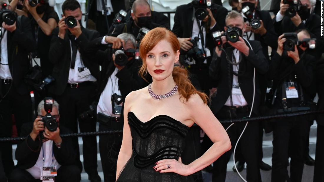 Jessica Chastain wore a gothic Dior couture gown and a dark red lip. 