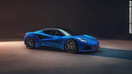 La Lotus Emira se veut une pièce maîtresse du design pour la marque. « C'est l'une de ces voitures que vous voudrez regarder en arrière lorsque vous vous en éloignerez » a déclaré le directeur général Matt Windle.