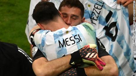 Martínez and Messi embrace after Argentina&#39;s win. 