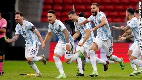 Los jugadores de Argentina celebran tras la tanda de penaltis.