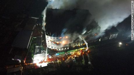 Alcuni operai sono saltati dal tetto per sfuggire al fuoco. 