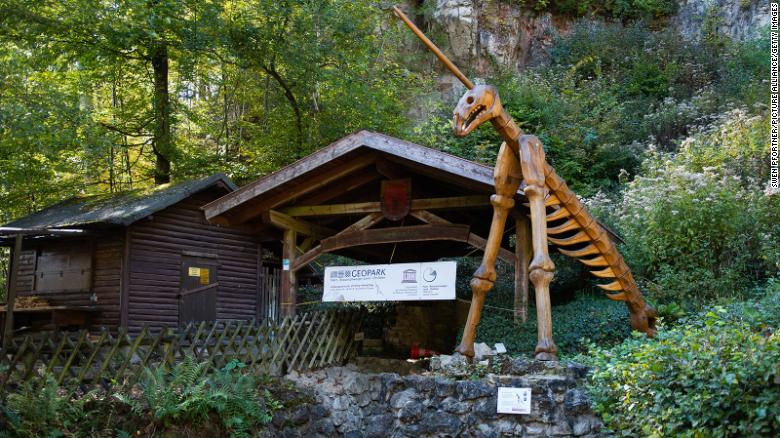 Questo è l'ingresso pubblico alla grotta Einhornhöhle, la grotta dell'Unicorno in inglese, nelle montagne Harz, in Germania, dove è stato trovato il minuscolo pezzo di osso inciso.
