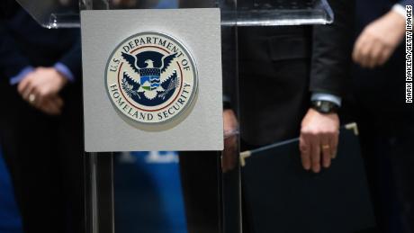 Eerste op CNN: DHS stopt met het wissen van telefoons zonder back-ups
