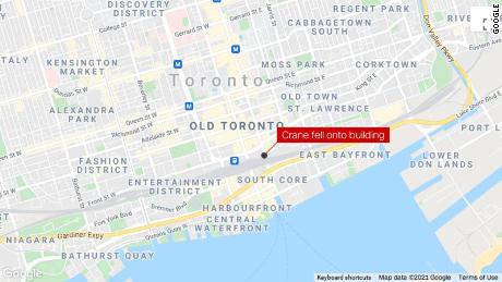 Una gru è caduta sopra un edificio nella città di Toronto e ha causato danni