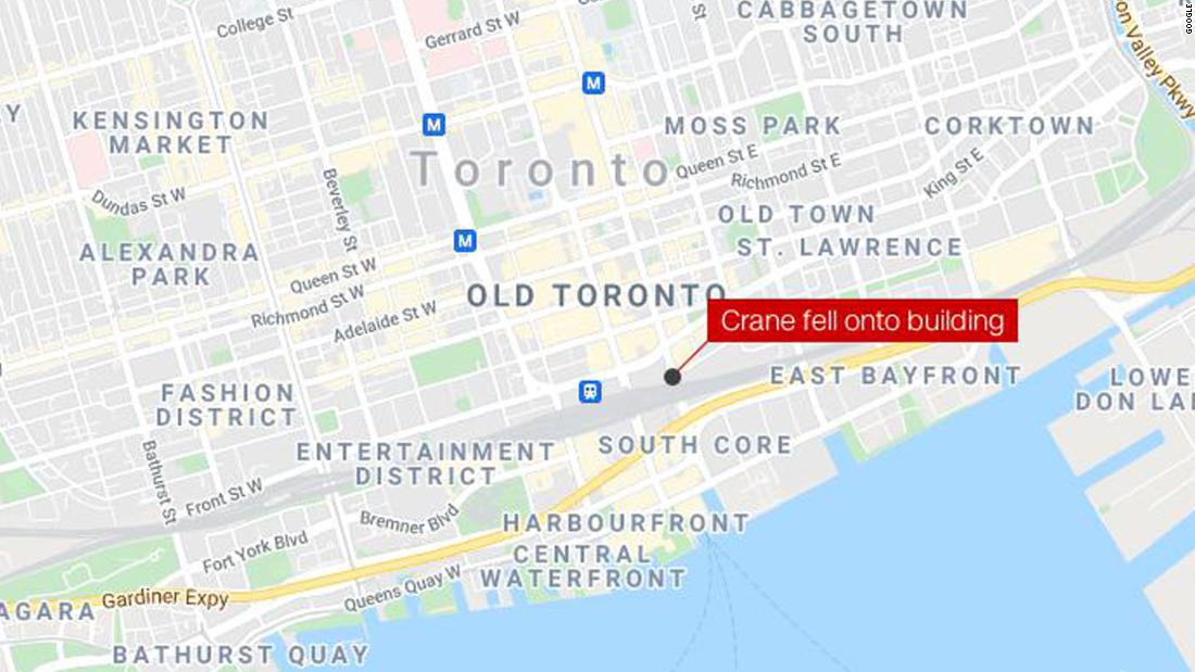Một cần cẩu rơi trên một tòa nhà ở trung tâm thành phố Toronto, gây ra thiệt hại