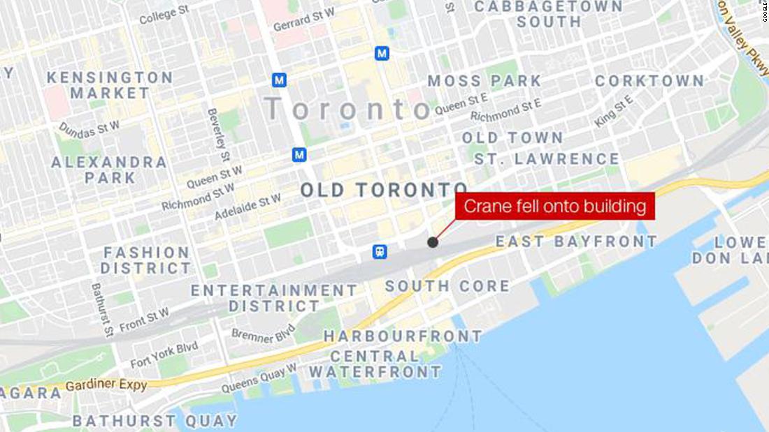 Una gru è caduta su un edificio nel centro di Toronto, causando danni