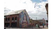 Une fresque de l'icône républicaine et gréviste de la faim Bobby Sands est peinte sur le bureau du Sinn Féin dans l'ouest de Belfast.