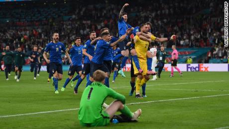 Игроки сборной Италии празднуют блокировку пенальти Букайо Сака.
