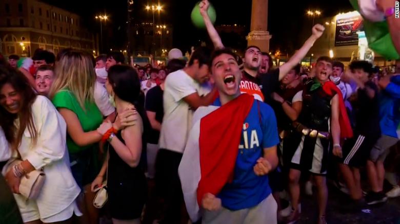Watch fans go crazy in Rome after Italy wins Euro 2020