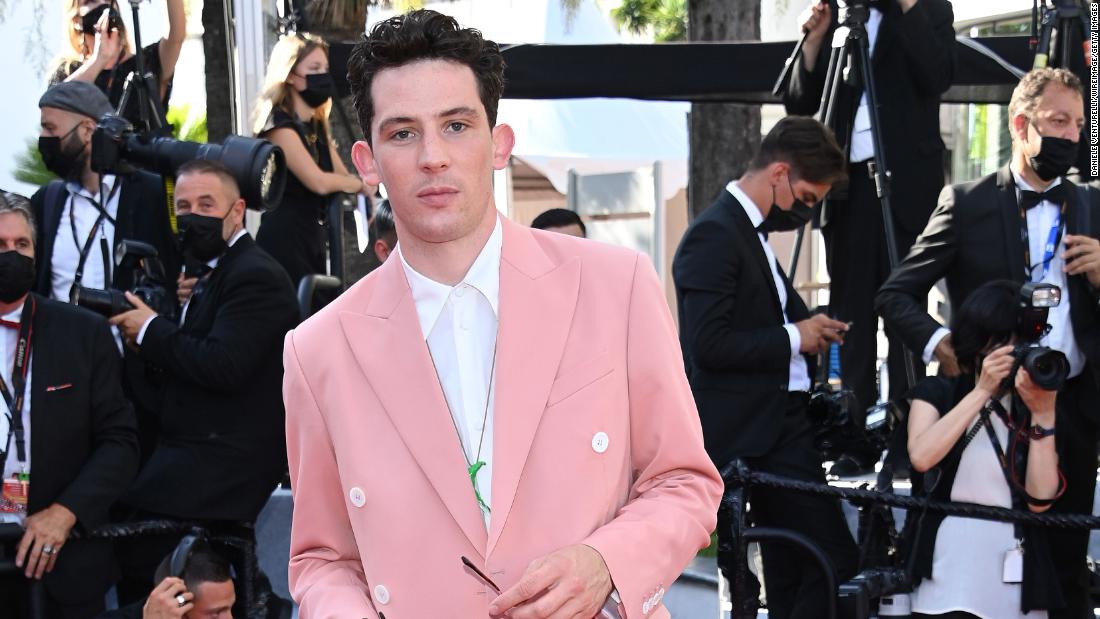 Josh O&#39;Connor donned a dusty pink Loewe suit.